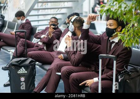 MUNICH, ALLEMAGNE - OCTOBRE 26 : de l'arrière vers l'avant : Serge Gnadry, Douglas Costa, Jerome Boateng, Eric Maxim Choupo Moting, Leroy Sane à l'aéroport de Munich, en prévision du groupe de la Ligue des champions de l'UEFA UN match de niveau entre le FC Bayern Muenchen et Lokomotiv Moskva au terrain d'entraînement Saebener Strasse, le 26 octobre 2020 à Munich, en Allemagne. Getty Images pour FC Bayern/via Kolvenbach Banque D'Images