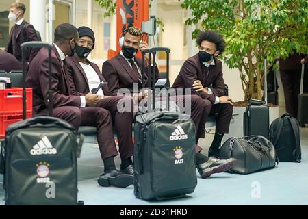 MUNICH, ALLEMAGNE - OCTOBRE 26 : de gauche à droite : Douglas Costa, Jerome Boateng, Eric Maxim Choupo Moting, Leroy Sane à l'aéroport de Munich, en amont du groupe de la Ligue des champions de l'UEFA UN match de niveau entre le FC Bayern Muenchen et Lokomotiv Moskva sur le terrain d'entraînement de Saebener Strasse, le 26 octobre 2020 à Munich, en Allemagne. Getty Images pour FC Bayern/via Kolvenbach Banque D'Images