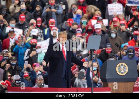 Allentown, Pennsylvanie, États-Unis. 26 octobre 2020. Le président DONALD TRUMP accueille ses partisans à Allentown, en Pennsylvanie, le lundi 26 octobre 2020. Crédit : Dave Hernandez/ZUMA Wire/Alay Live News Banque D'Images