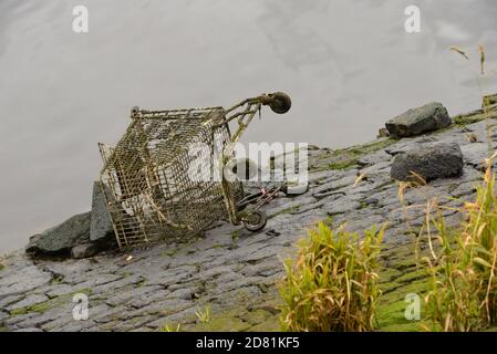 Un chariot de magasinage abandonné sur les rives de la rivière Clyde à Glasgow, en Écosse, au Royaume-Uni Banque D'Images