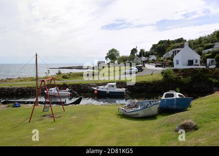 Un petit refuge pour bateaux et un parc d'balançoires dans le village de Corrie sur l'île d'Arran, Écosse, Royaume-Uni. Banque D'Images