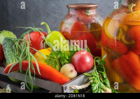 Home canning : poivrons en conserve dans des bocaux en verre Banque D'Images