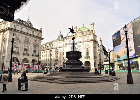 Une fontaine commémorative Shaftesbury exceptionnellement vide, alias Eros, Piccadilly Circus, Londres Banque D'Images