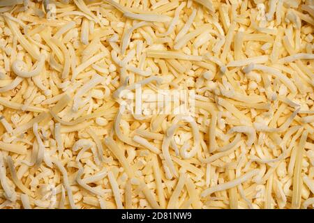 Vue de dessus plein cadre du fromage râpé jaune Banque D'Images