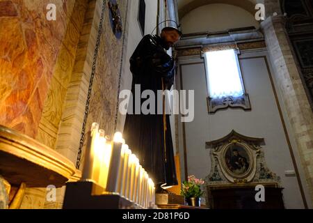 Gubbio - août 2019 : statue de San Francesco dans l'église San Francesco Banque D'Images