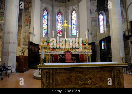 Gubbio - août 2019 : intérieur de l'église San Francesco Banque D'Images