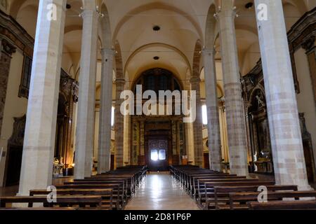 Gubbio - août 2019 : intérieur de l'église San Francesco Banque D'Images