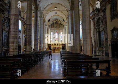 Gubbio - août 2019 : intérieur de l'église San Francesco Banque D'Images