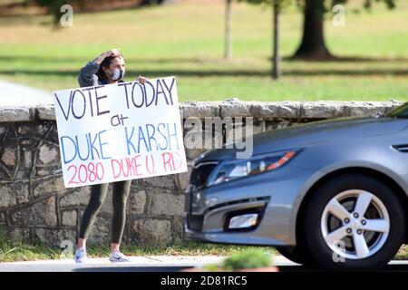 Durham, Caroline du Nord, États-Unis. 26 octobre 2020. Margaret CHILD, de Palo Alto, CA, de l'Université Duke, obtient le vote sur le campus de Durham, en Caroline du Nord, alors que les étudiants étaient stationnés aux intersections avec des panneaux indiquant les conducteurs et les piétons aux bureaux de vote sur le campus ouverts au vote anticipé, qui se déroule du 15 octobre 2020 au 31 octobre. 2020 en Caroline du Nord. Crédit : Bob Karp/ZUMA Wire/Alay Live News Banque D'Images