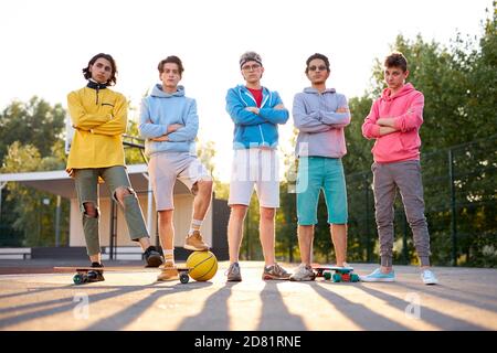 groupe amical d'adolescents caucasiens garçons prêts à jouer au basket-ball, les jeunes garçons sportifs pleins d'énergie et de force. personnes, jeunes, concept de jeune génération Banque D'Images