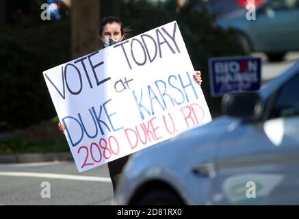 Durham, Caroline du Nord, États-Unis. 26 octobre 2020. Margaret CHILD, de Palo Alto, CA, de l'Université Duke, obtient le vote sur le campus de Durham, en Caroline du Nord, alors que les étudiants étaient stationnés aux intersections avec des panneaux indiquant les conducteurs et les piétons aux bureaux de vote sur le campus ouverts au vote anticipé, qui se déroule du 15 octobre 2020 au 31 octobre. 2020 en Caroline du Nord. Crédit : Bob Karp/ZUMA Wire/Alay Live News Banque D'Images