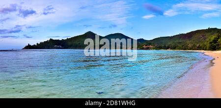 Superbe panorama de la plage haute résolution pris sur les îles paradisiaques des Seychelles. Banque D'Images