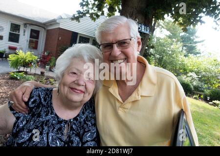 Heureux couple marié de plus de 60 ans appréciant un moment ensemble lors d'un voyage loin de la maison. Downers Grove Illinois, Illinois, États-Unis Banque D'Images