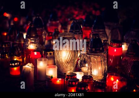 Bougies allumées dans les lanternes la nuit pendant la Toussaint Banque D'Images