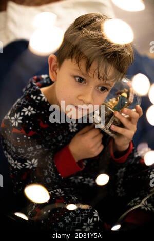 Noël enfant garçon rêves de soir Noël arbre vacances flashlights Banque D'Images