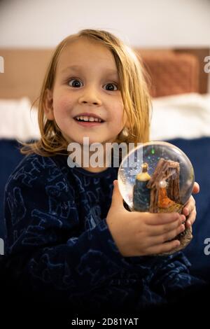 Noël enfant garçon rêves de soir Noël arbre vacances flashlights Banque D'Images