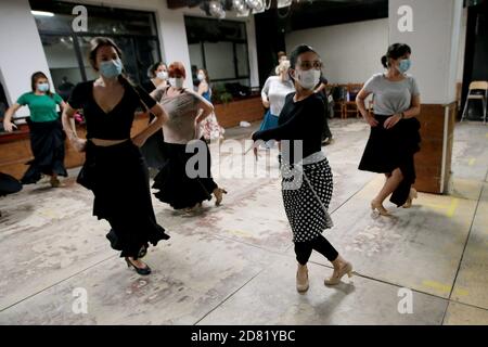 Madrid, Espagne; 26/10/2020.- Centro de Arte Flamenco y Danza Española Amor de Dios poursuit ses activités de diffusion et d'apprentissage avec les mesures qui correspondent à la deuxième vague de la pandémie de Covid-19.dans l'image, la «bailaora» Sara Martín et ses élèves. Les activités culturelles sont très affectées et tentent de survivre à Madrid, dans cet espace il y a aussi l'exposition sur le 'cantaor' Enrique Morente du 15 octobre au 20 décembre 2020 dans le cadre du festival Suma Flamenca 2020. Photo: Juan Carlos Rojas/Picture Alliance | utilisation dans le monde entier Banque D'Images