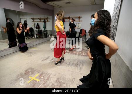 Madrid, Espagne; 26/10/2020.- Centro de Arte Flamenco y Danza Española Amor de Dios poursuit ses activités de diffusion et d'apprentissage avec les mesures qui correspondent à la deuxième vague de la pandémie de Covid-19.dans l'image, la 'huislaora' Lola Jiménez et ses élèves. Les activités culturelles sont très affectées et tentent de survivre à Madrid, dans cet espace il y a aussi l'exposition sur le 'cantaor' Enrique Morente du 15 octobre au 20 décembre 2020 dans le cadre du festival Suma Flamenca 2020. Photo: Juan Carlos Rojas/Picture Alliance | utilisation dans le monde entier Banque D'Images