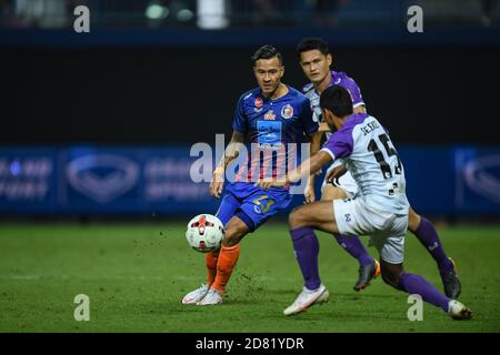 Kevin Deeromram (C) de Port FC vu en action pendant le match de la Ligue thaïlandaise 2020 entre Port FC et PT Prachuap F.C. au stade Leo.( score final; Port FC 2:1 PT Prachuap F.C.) Banque D'Images