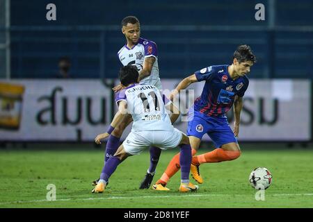 Sergio Suarez (C) de Port FC vu en action pendant le match de la Ligue thaïlandaise 2020 entre Port FC et PT Prachuap F.C. au stade Leo.( score final; Port FC 2:1 PT Prachuap F.C.) Banque D'Images