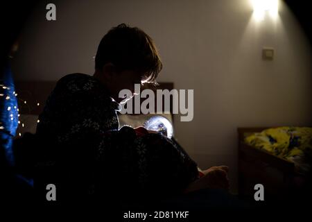 Noël enfant garçon rêves de soir Noël arbre vacances flashlights Banque D'Images