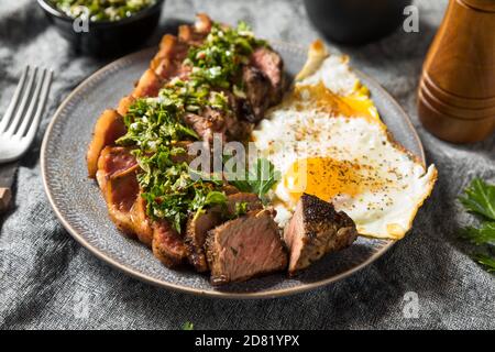Steak maison et œufs avec sauce Chimichurri Banque D'Images
