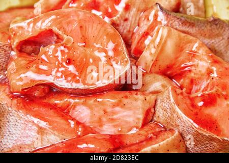 Tranches de poisson frais avec sauce teriyaki pour marinade. Banque D'Images
