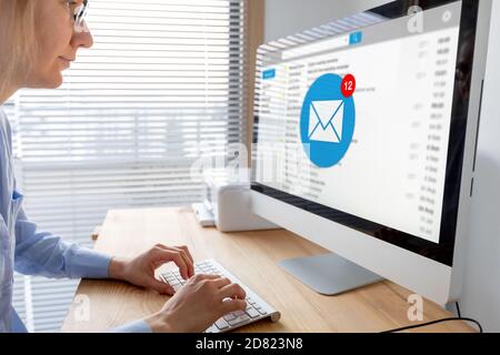 Notification de boîte de réception par e-mail avec une femme d'affaires recevant un nouveau message entrant au travail, concept de marketing et d'interruption de communication par e-mail, Banque D'Images