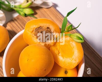 Composition d'abricots frais pour la classe de desserts culinaires ou le papier peint. Récolte de fruits d'été. Alimentation végétalienne saine. Recette brute Banque D'Images