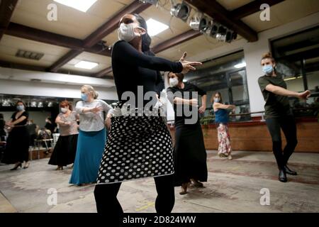 Madrid, Espagne; 26/10/2020.- Centro de Arte Flamenco y Danza Española Amor de Dios poursuit ses activités de diffusion et d'apprentissage avec les mesures qui correspondent à la deuxième vague de la pandémie de Covid-19.dans l'image, la «bailaora» Sara Martín et ses élèves. Les activités culturelles sont très affectées et tentent de survivre à Madrid, dans cet espace il y a aussi l'exposition sur le 'cantaor' Enrique Morente du 15 octobre au 20 décembre 2020 dans le cadre du festival Suma Flamenca 2020. Photo: Juan Carlos Rojas/Picture Alliance | utilisation dans le monde entier Banque D'Images