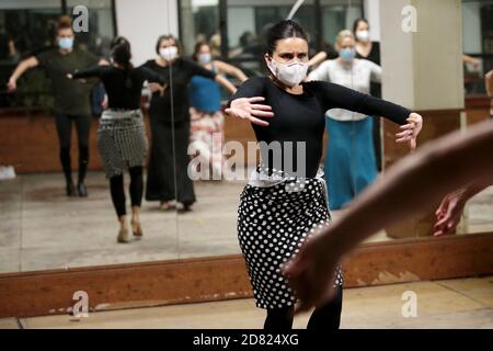 Madrid, Espagne; 26/10/2020.- Centro de Arte Flamenco y Danza Española Amor de Dios poursuit ses activités de diffusion et d'apprentissage avec les mesures qui correspondent à la deuxième vague de la pandémie de Covid-19.dans l'image, la «bailaora» Sara Martín et ses élèves. Les activités culturelles sont très affectées et tentent de survivre à Madrid, dans cet espace il y a aussi l'exposition sur le 'cantaor' Enrique Morente du 15 octobre au 20 décembre 2020 dans le cadre du festival Suma Flamenca 2020. Photo: Juan Carlos Rojas/Picture Alliance | utilisation dans le monde entier Banque D'Images