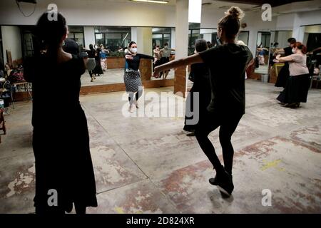 Madrid, Espagne; 26/10/2020.- Centro de Arte Flamenco y Danza Española Amor de Dios poursuit ses activités de diffusion et d'apprentissage avec les mesures qui correspondent à la deuxième vague de la pandémie de Covid-19.dans l'image, la «bailaora» Sara Martín et ses élèves. Les activités culturelles sont très affectées et tentent de survivre à Madrid, dans cet espace il y a aussi l'exposition sur le 'cantaor' Enrique Morente du 15 octobre au 20 décembre 2020 dans le cadre du festival Suma Flamenca 2020. Photo: Juan Carlos Rojas/Picture Alliance | utilisation dans le monde entier Banque D'Images