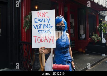 Une femme qui attendait la ligne pour voter le 24 octobre 2020, le premier jour du vote par anticipation dans l'État de New York, était habillée de rouge, de blanc et de bleu pour l'occasion Banque D'Images