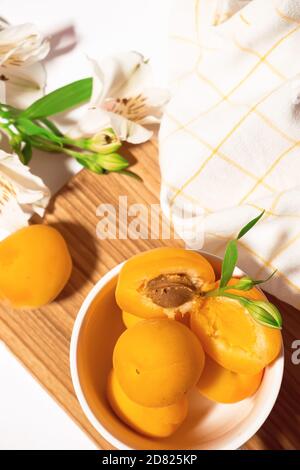 Composition d'abricots frais pour la classe de desserts culinaires ou le papier peint. Récolte de fruits d'été. Alimentation végétalienne saine. Recette brute Banque D'Images