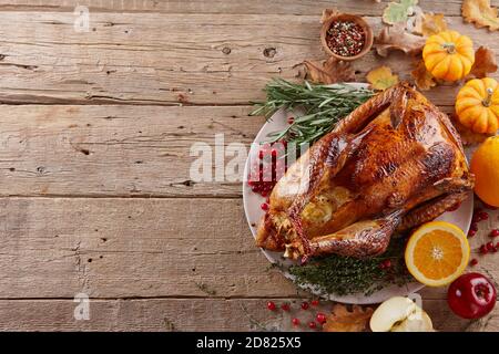 dinde rôtie farcie de pommes et d'oranges pour le dîner de Thanksgiving. Repas de vacances traditionnel. Banque D'Images