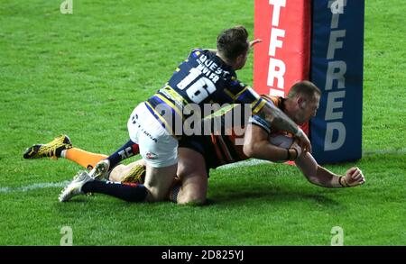 Le Liam Watts de Castleford Tigers (à droite) bat le défi de Richie Myler de Leeds Rhinos pour marquer la première tentative de son côté lors du match de la Super League de Betfred au stade Emerald Headingley, à Leeds. Banque D'Images