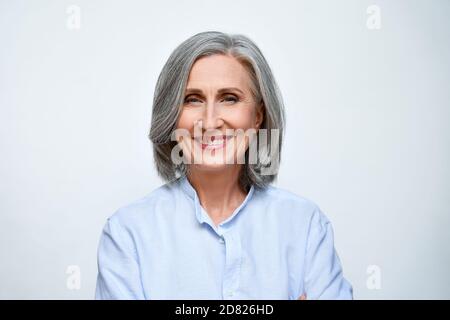 Femme d'affaires mûre souriante isolée sur fond blanc, portrait de tête. Banque D'Images