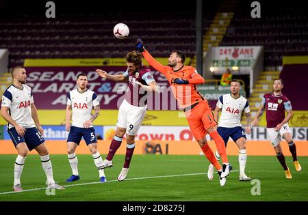 Le gardien de but de Tottenham Hotspur Hugo Lloris frappe clairement sous la pression de Chris Wood de Burnley pendant le match de la Premier League à Turf Moor, Burnley. Banque D'Images
