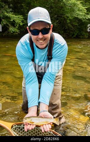 Pêcheur pêche à la mouche dans la rivière près d'Asheville Caroline du Nord États-Unis Banque D'Images