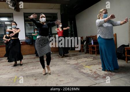 Madrid, Espagne; 26/10/2020.- Centro de Arte Flamenco y Danza Española Amor de Dios poursuit ses activités de diffusion et d'apprentissage avec les mesures qui correspondent à la deuxième vague de la pandémie de Covid-19.dans l'image, la «bailaora» Sara Martín et ses élèves. Les activités culturelles sont très affectées et tentent de survivre à Madrid, dans cet espace il y a aussi l'exposition sur le 'cantaor' Enrique Morente du 15 octobre au 20 décembre 2020 dans le cadre du festival Suma Flamenca 2020. Photo: Juan Carlos Rojas/Picture Alliance | utilisation dans le monde entier Banque D'Images