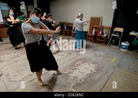 Madrid, Espagne; 26/10/2020.- Centro de Arte Flamenco y Danza Española Amor de Dios poursuit ses activités de diffusion et d'apprentissage avec les mesures qui correspondent à la deuxième vague de la pandémie de Covid-19.dans l'image, la «bailaora» Sara Martín et ses élèves. Les activités culturelles sont très affectées et tentent de survivre à Madrid, dans cet espace il y a aussi l'exposition sur le 'cantaor' Enrique Morente du 15 octobre au 20 décembre 2020 dans le cadre du festival Suma Flamenca 2020. Photo: Juan Carlos Rojas/Picture Alliance | utilisation dans le monde entier Banque D'Images