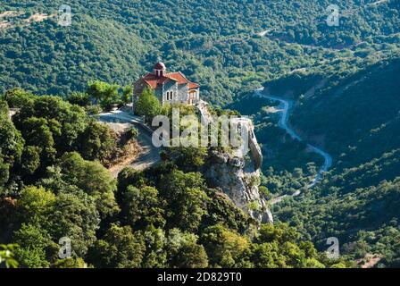 vallée de la rivière Loussios et église d'Agios Athanassios à Timios Monastère de Prodromos Banque D'Images