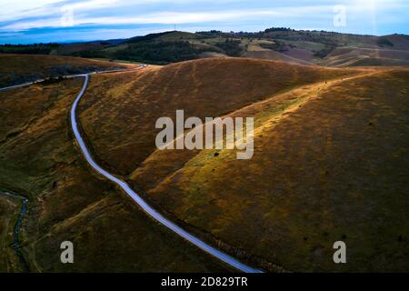 Vue aérienne de la belle région de Zlatibor paysage avec route d'asphalte passant par le drone pov. Zlatibor est une montagne située dans le sud-ouest de la Serbie Banque D'Images