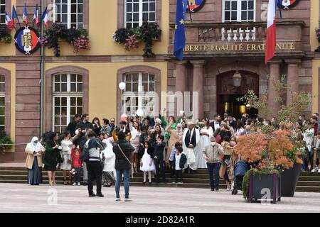 Un mariage en France affecté par le coronavirus et la pandémie de covid-19. Certains des participants portent des masques, d'autres ont le masque avec eux. Banque D'Images