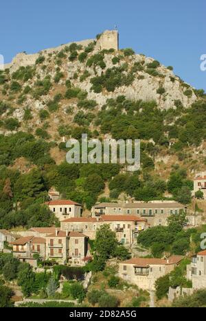Maisons en pierre du village de Karitena sous le rocher fortifié, Grèce Banque D'Images
