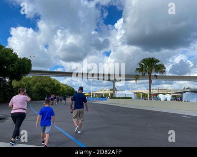 Orlando, FL/USA - 10/11/20: Personnes marchant dans la zone des billets et des transports à Disney World lors d'une journée ensoleillée. Banque D'Images