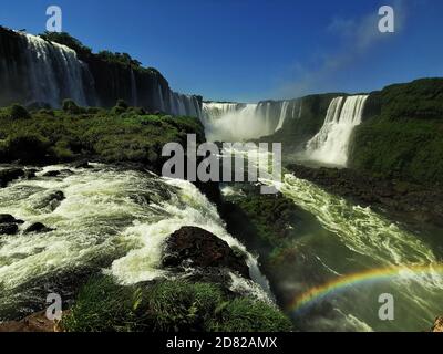 Vue depuis le côté brésilien des chutes d'Iguaçu avec double arc-en-ciel Banque D'Images