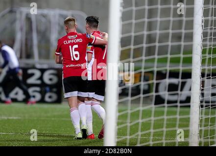 CONOR CLIFFORD (Derry City FC) Remercie ADAM HAMMILL (Derry City FC) Pendant l'installation de l'Airtricity League entre Derry City et Shelbo Banque D'Images