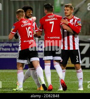 Les coéquipiers célèbrent avec WALTER FIGUEIRA (Derry City FC) Pendant l'installation de l'Airtricity League entre Derry City et Shelbourne Banque D'Images