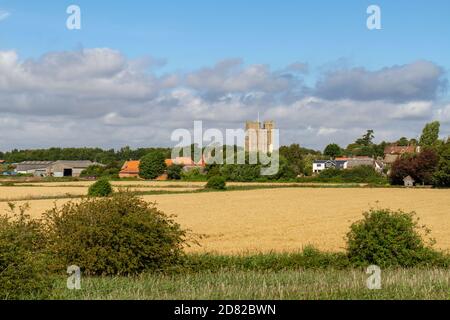 Vue sur les champs en direction de l'église Saint Bartholomew, Orford, Suffolk, Royaume-Uni. Banque D'Images